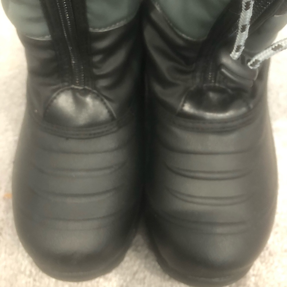 Kids Khombu Black Snow Boots with Zip Front and Drawstring Closure Size 4 - Picture 9 of 10